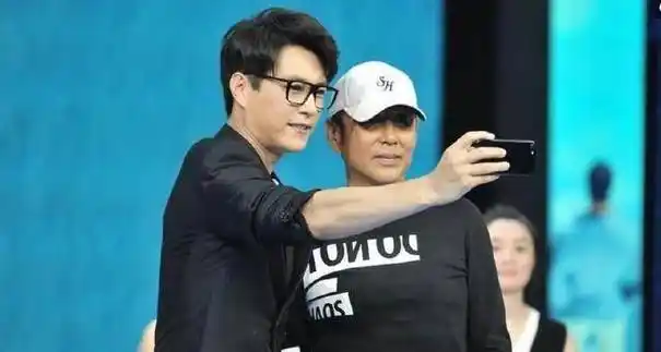 新剧宣传不是看点,陈道明与靳东同框才是亮点,两大叔站谁?