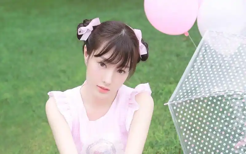 可爱粉嫩小萝莉草地上唯美写真桌面壁纸