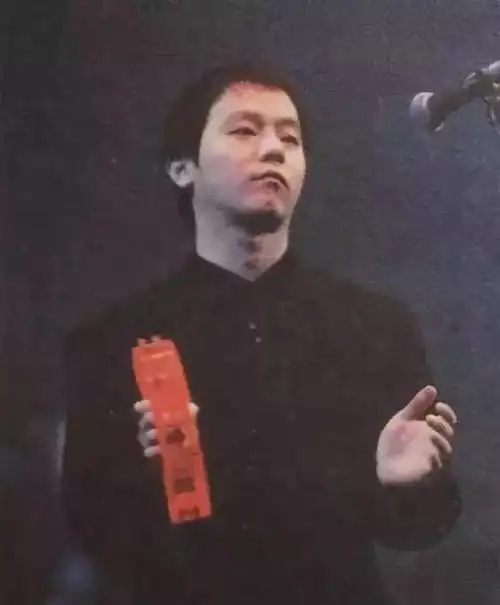 翻看窦唯年轻时的照片,会发现他也曾经是一枚眉清目秀的小鲜肉.