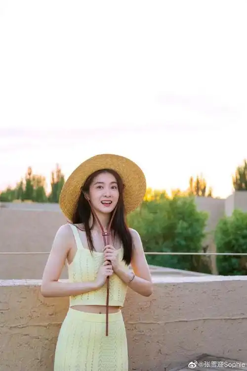 张雪迎晒照温柔甜美似初恋身材窈窕惹人羡小虎牙更显可爱