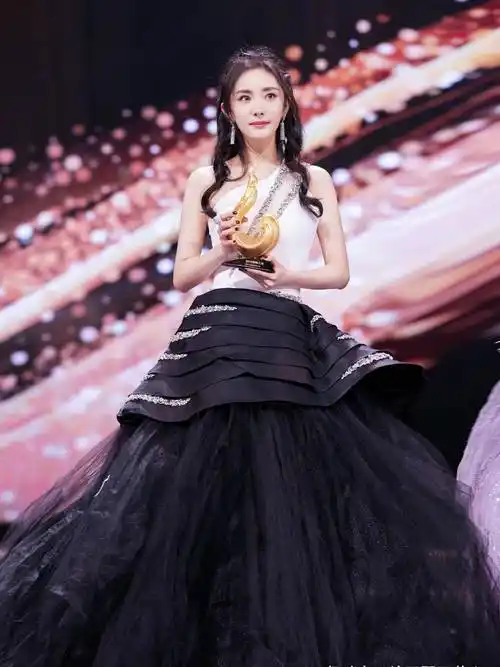 34岁杨幂颁奖礼服好减龄感觉又回到18岁少女这次是真的很嫩哦