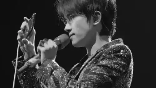 青春少年易烊千玺时尚高冷黑色系写真,高清壁纸图片,大陆明星-回车