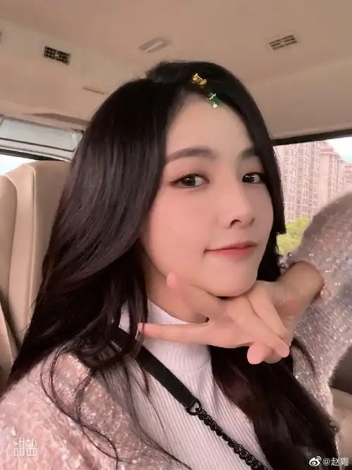 赵粤六宫格比耶自拍