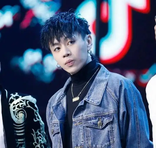 因为忘记关直播在热搜上挂了一天,这位叫杨文昊的小哥哥到底是谁?