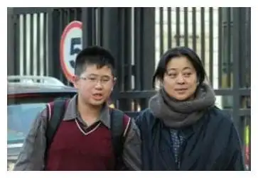 倪萍20岁儿子虎子近照曝光,眼睛已痊愈,今又高又帅气还非常懂事