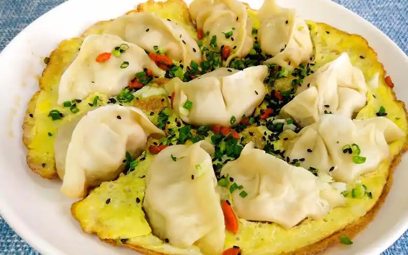 饺子还在用水煮?教你网红美食抱蛋煎饺做法,学会早餐就吃它!