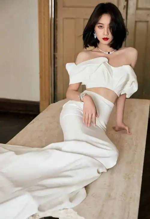 蓝盈莹身穿白色抹胸礼服,露出精致锁骨,优雅迷人 –第 4 页– 爱读书