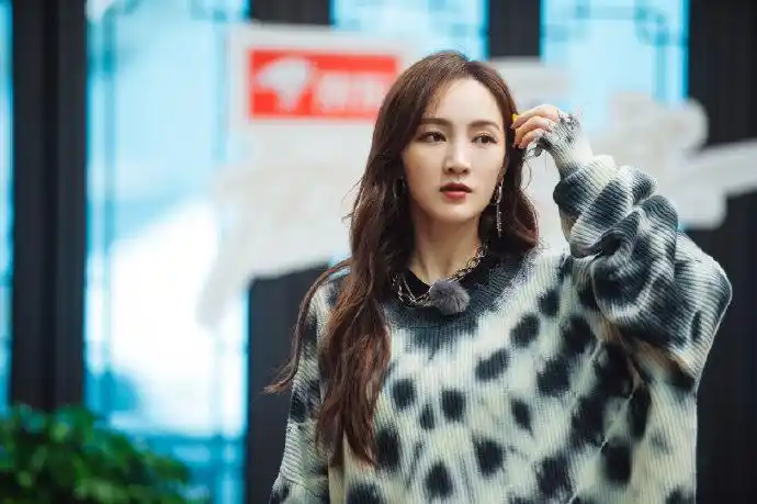 李斯丹妮孟佳听姐姐唱再见哭了