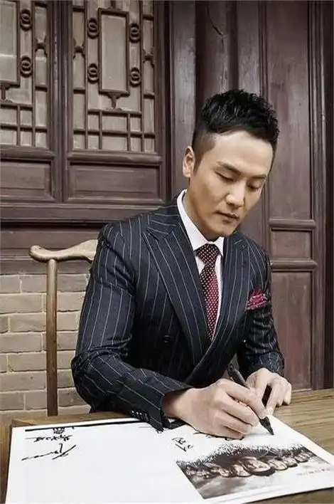 张嘉译每次拍戏都带上表弟,出道20年,表弟火了,张嘉译