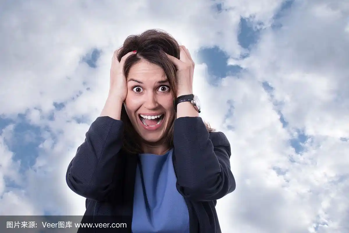 有压力的女人会抓狂地扯自己的头发.