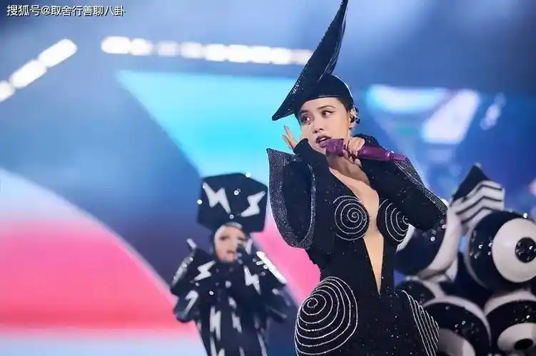 原创女星蔡依林绝美舞台照曝光穿银色吊带开叉裙释放女王魅力