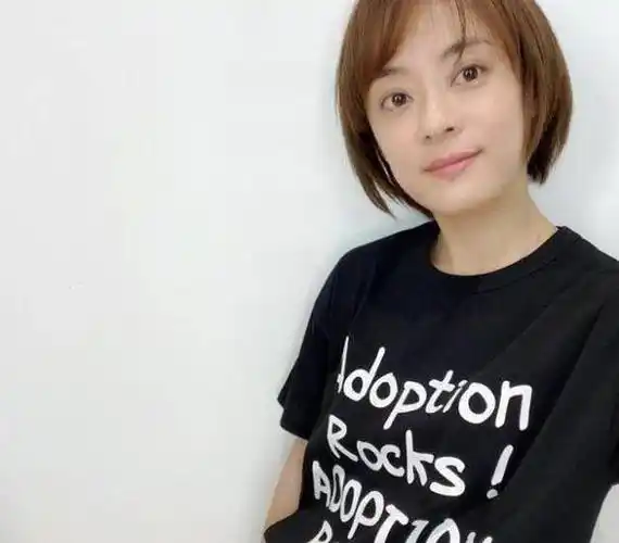 颜值被老公邓超狂赞后,孙俪素颜怼镜拍照,一脸甜笑超自信_老婆_新剧