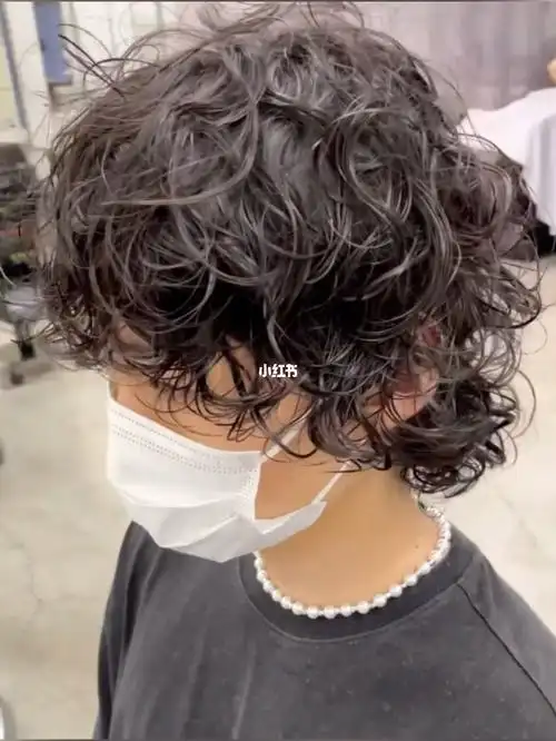 女士超短发烫发分享酷感小卷短发