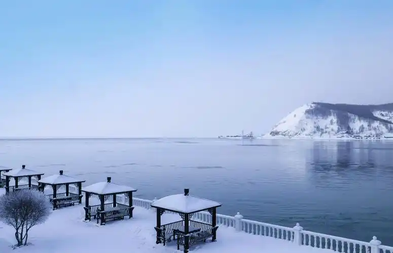 贝加尔湖畔的小镇 — 利斯特维扬卡