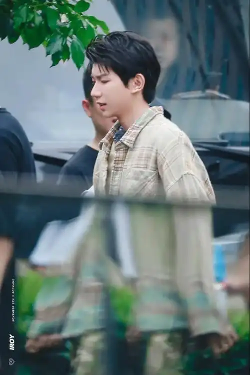 王源格子衫迷彩裤##王源城市捉迷藏路透