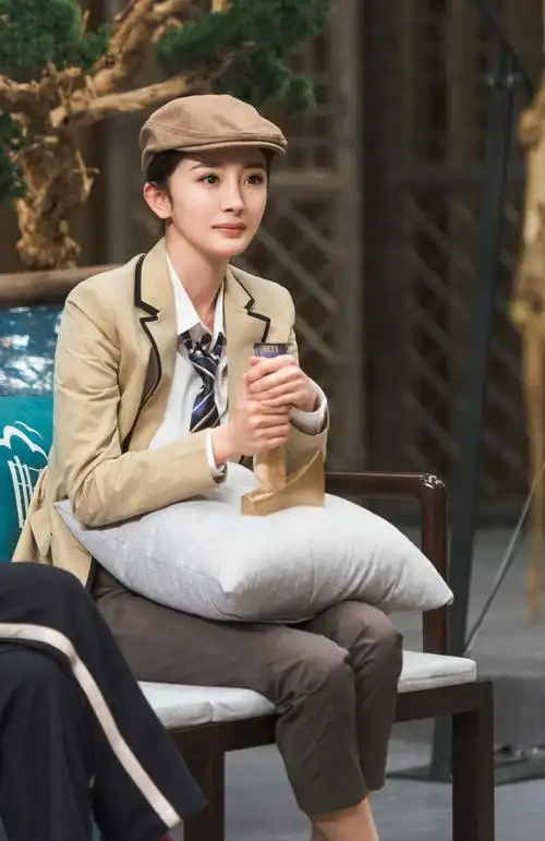 杨幂花式穿搭驾驭各种风格 学生装清纯可爱休闲装随性大方 | 娱乐新闻