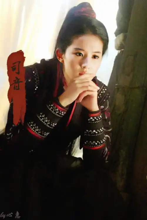 刘亦菲剧中一人饰演三个角色,司音这个角色是女扮男装英气十足.