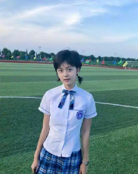 原创少年派赵今麦原来这么美红色露肩裙配红鞋17岁现展时尚气质