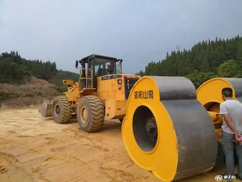 冲击碾压机sd30t sd320牵引车国道路基碾压专用设备