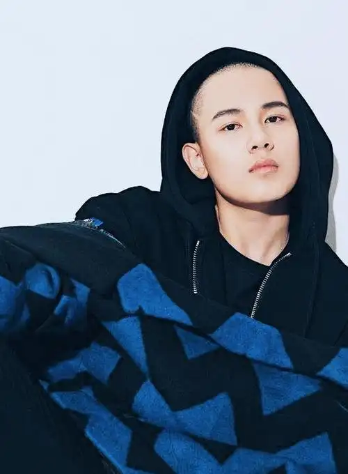 还记得小别离里古灵精怪张小宇的扮演者胡先煦吗,转眼之间这小男孩就