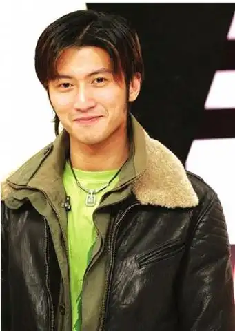 1999年19岁的谢霆锋在演唱会上砸了自己的天价吉他