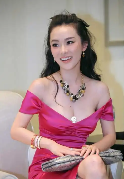 霍思燕尺度越来越大穿玫红色露肩紧身裙美得惊艳比25岁时更美