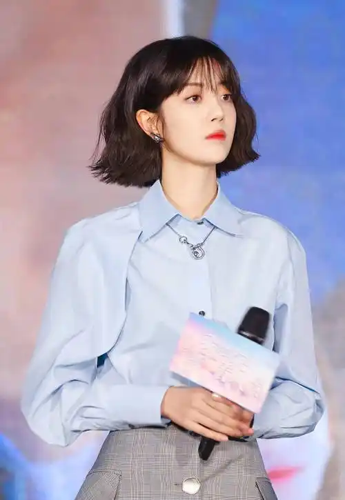 同为杨幂的艺人迪丽热巴成大明星为何她成到靠网剧为生?