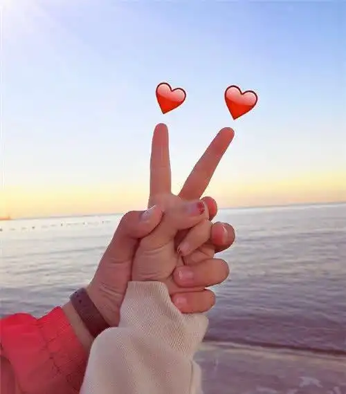 情侣手势照一屋两人三餐四季这就是我想要的生活