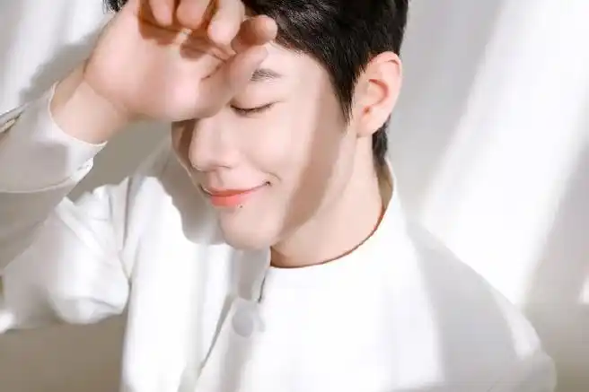 肖战##肖战我喜欢你#阳光打在侧脸上真的太好看了!