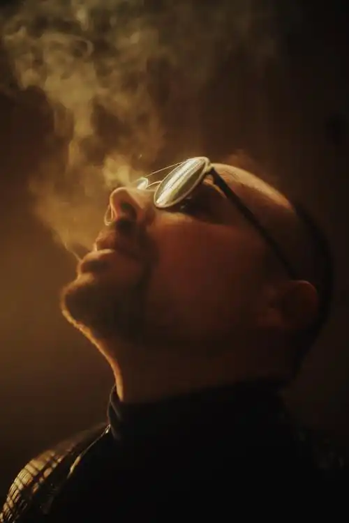 侧脸眼镜男图片