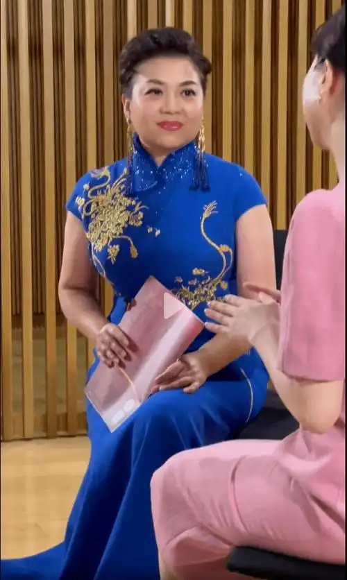 张也穿旗袍身段匀称丰满,不减肥更健康,私下穿着朴素不像歌唱家_显得