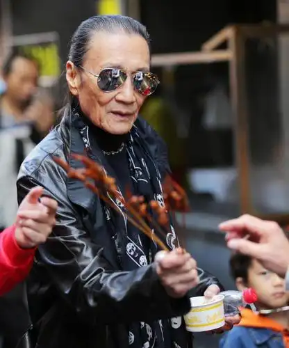 85岁的空巢老人谢贤看儿子照片发呆已经买好陪葬品