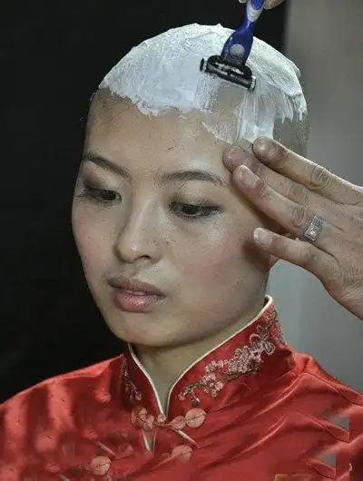 老式剃刀剃美女的光头 妇女用老式剃刀剃光头