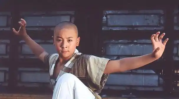 与洪金宝称兄道弟,向华强不敢招惹他,释小龙到底有啥背景?