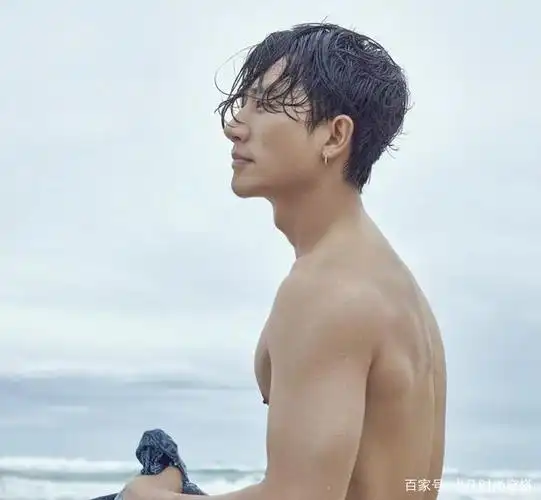 黄轩官宣女友?肌肉型男太吸睛!网友直呼:皮肤黑到差点认不出!