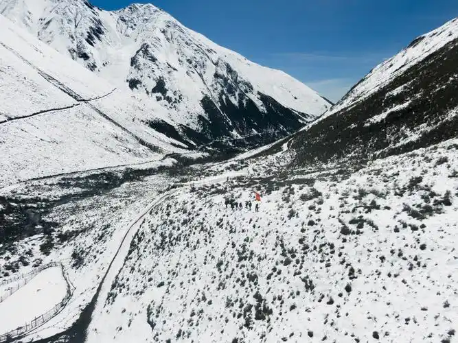 高寒缺氧,他们让自己成为冰川雪原上唯一的红色!