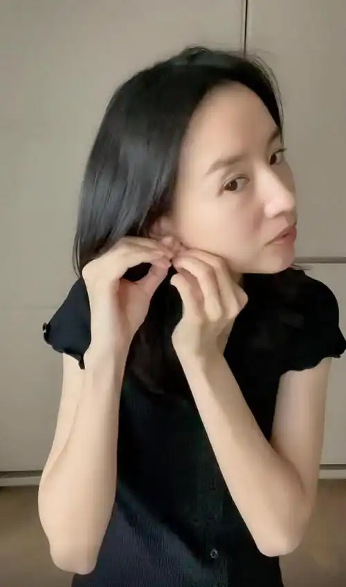 董洁素颜真耐打,在家分享私人首饰,网友直夸教科书般的鼻子