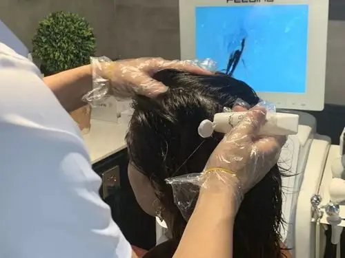 第3步-头皮按摩吸收-配合专业手法彻底清洁头皮,同时补给头皮充足水分