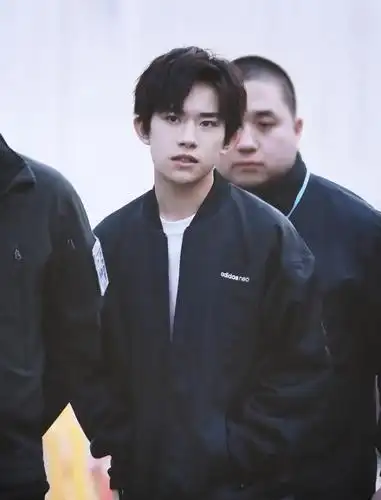 原来易烊千玺的中分是这么来的,忍住看完后,网友:纯天然无污染