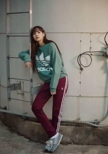 lisa螃蟹舞火爆全网,身穿运动服套装,挡不住她身上的嘻哈风