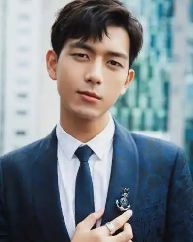 一米八多的个子,加上颇硬朗的脸型,比起前些年偶像剧男主的小白脸,无