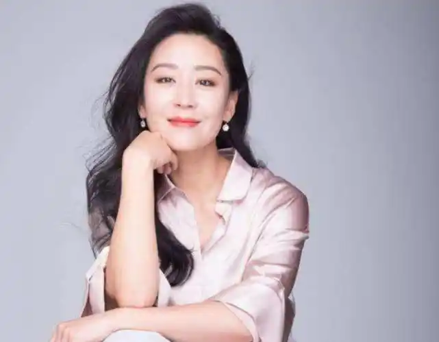 她是罗晋前女友嫁大21岁百亿富豪今40岁的她变成女飞行员