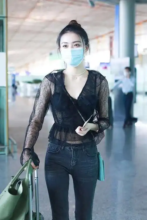 徐璐大胆挑战蕾丝透视装又潮又时髦