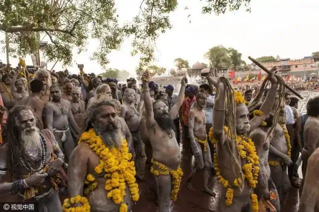 印度教徒裸身洗圣浴庆祝宗教节日
