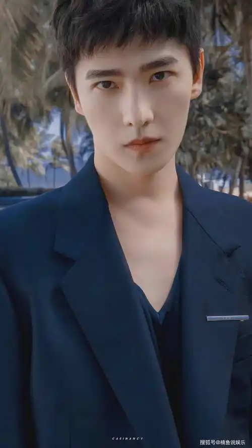 你可以永远相信杨洋!gq盛典西装造型好养眼,迷人气质扑面而来