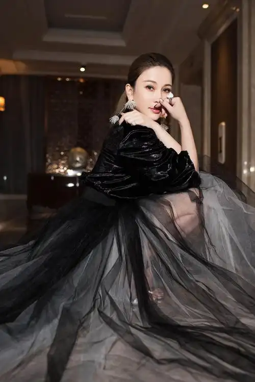 温岚与医护暖心合唱《夏天的风》 致敬最美白衣天使