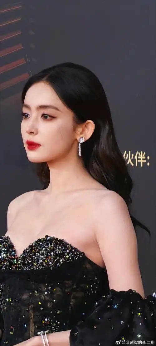 微博视界大会眼替李二狗#古力娜扎黑色透视礼服,让人嫉妒的直角肩