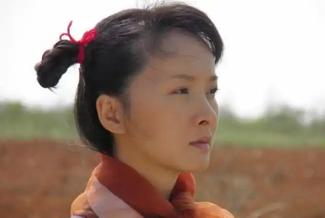 看谢兰用《古村女人》柔弱的肩膀挑起两个家庭的故事