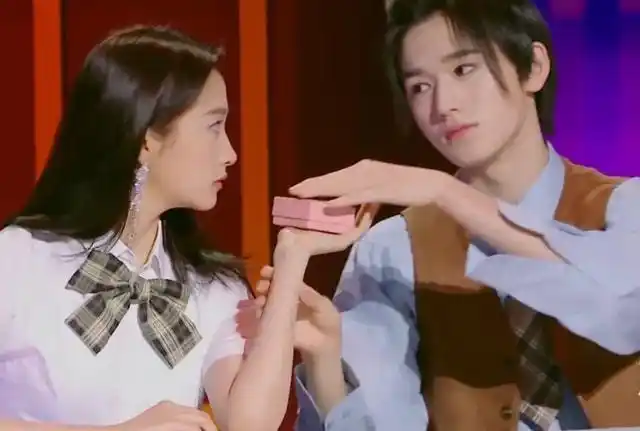 宋亚轩关晓彤跳神魂颠倒手放腰上引热议网友太会了