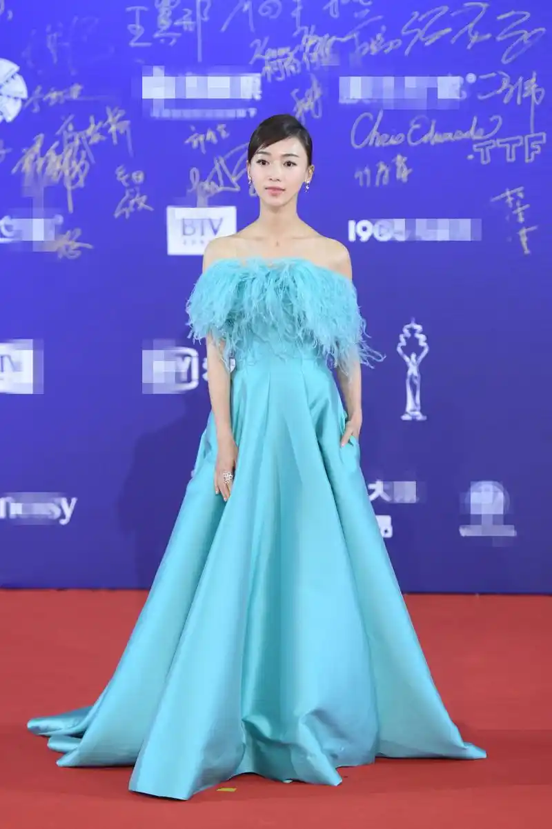 angelababy身着深蓝色"星空裙"亮相,仙气飘飘.